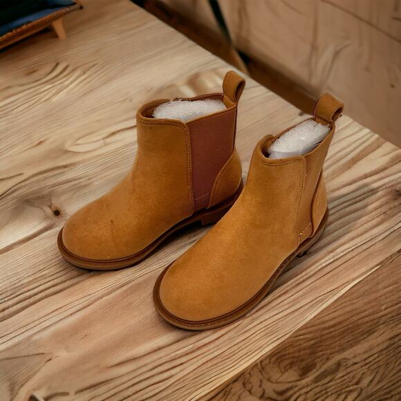 Girls lug sole  chunky heel Chelsea ankle boots. Round toe size 9 girls. B10 - Picture 2 of 8